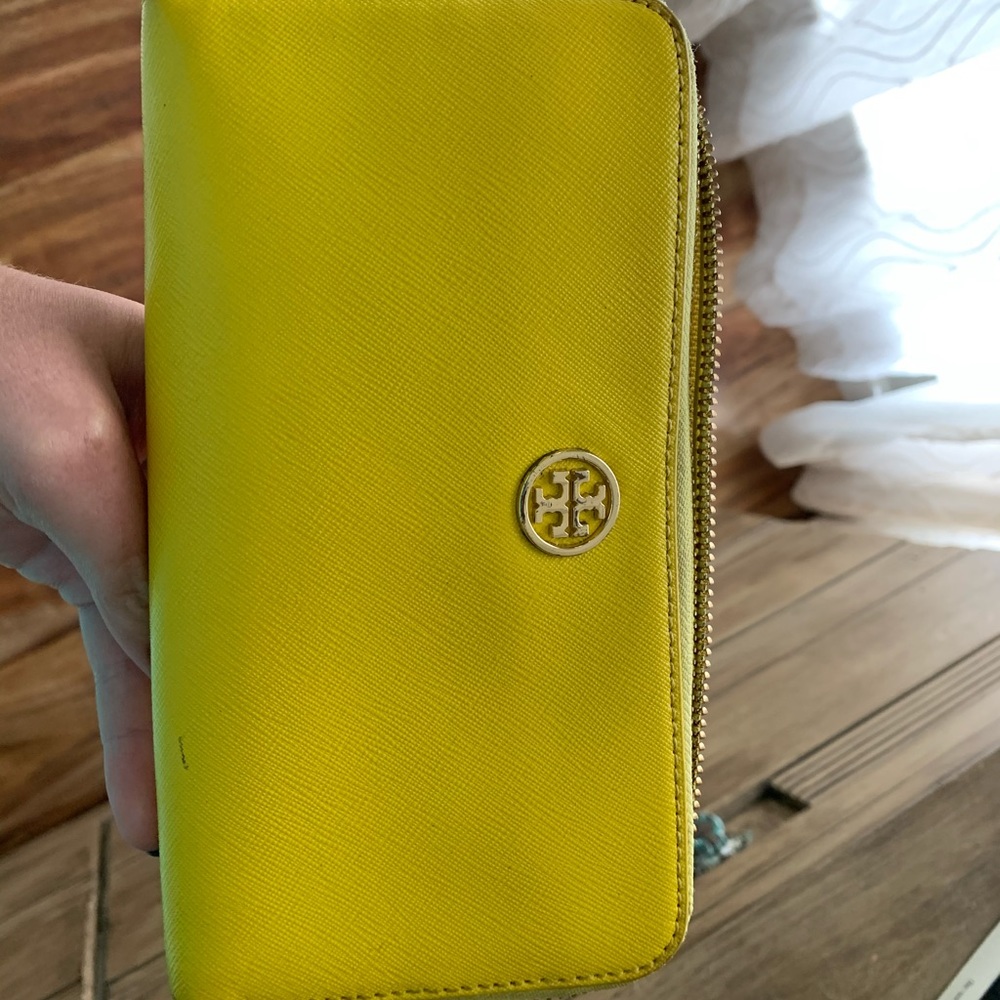 Tory Burch Robinson Zip Wallet